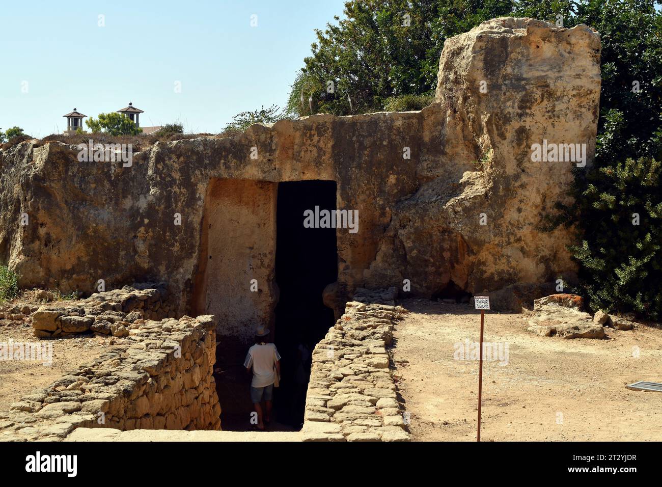 Paphos, Chypre - 27 septembre 2023 : site du patrimoine mondial de l'UNESCO - Tombeau des rois - nécropole avec des tombes rocheuses du 3e siècle av. J.-C. Banque D'Images