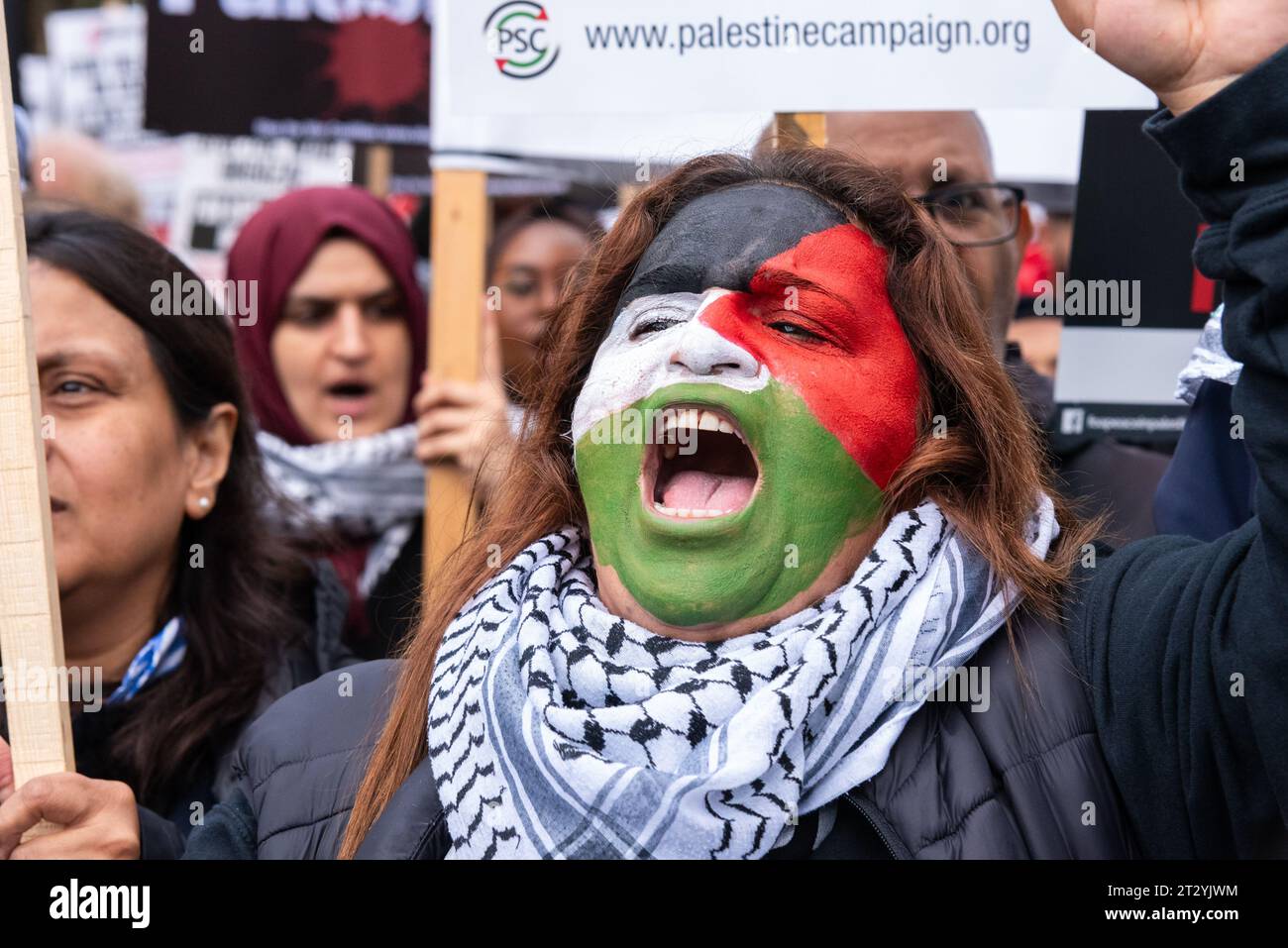 Femme au visage peint du drapeau palestinien lors d'une manifestation de la Palestine libre à Londres suite à l'escalade du conflit en Israël et à Gaza. Colère Banque D'Images