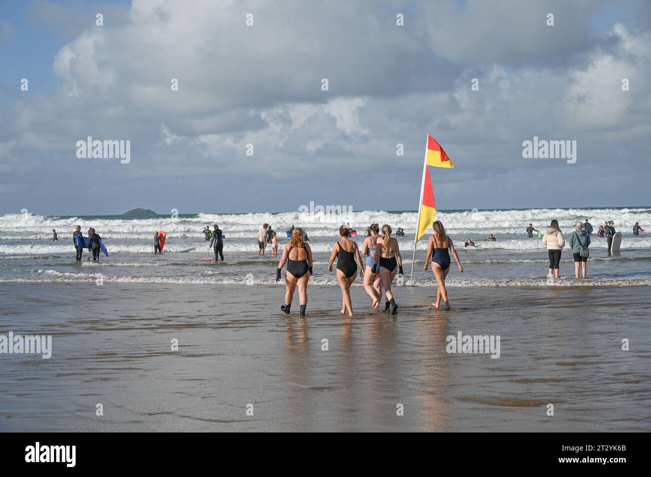 Polzeath, Cornouailles, Royaume-Uni. 22 octobre 2023. UK Météo. La mer à Polzeath a été bondée aujourd'hui pour le début de la semaine de demi-terme, car le soleil est venu après les averses tôt le matin. Crédit Simon Maycock / Alamy Live News. Banque D'Images