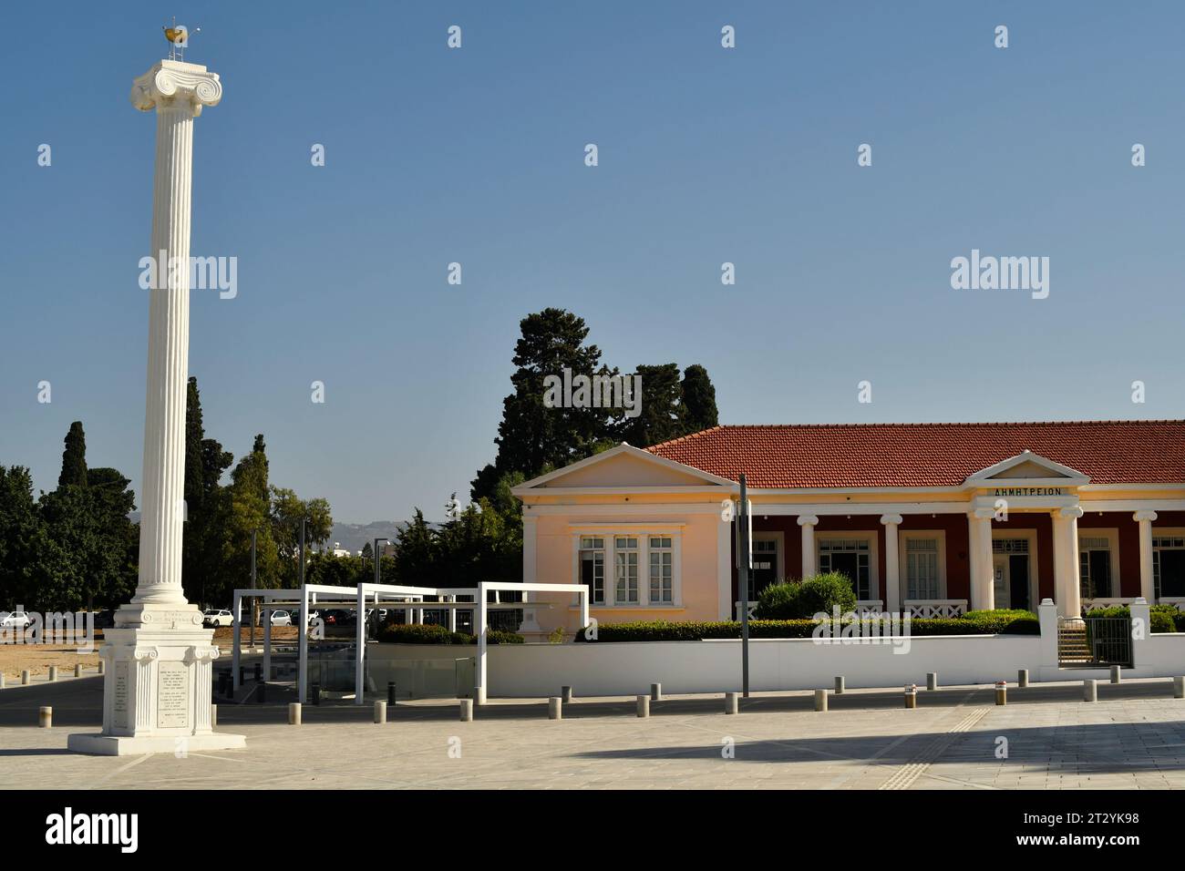 Paphos, Chypre - 27 septembre 2023 : Jardins municipaux avec hall d'honneur dans le quartier de la vieille ville, ville a été capitale européenne de la culture 2017 Banque D'Images