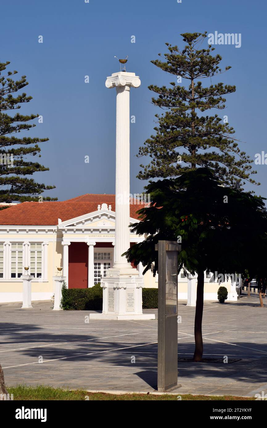 Paphos, Chypre - 27 septembre 2023 : Jardins municipaux avec bibliothèque municipale dans le quartier de la vieille ville, la ville a été capitale européenne de la culture 2017 Banque D'Images