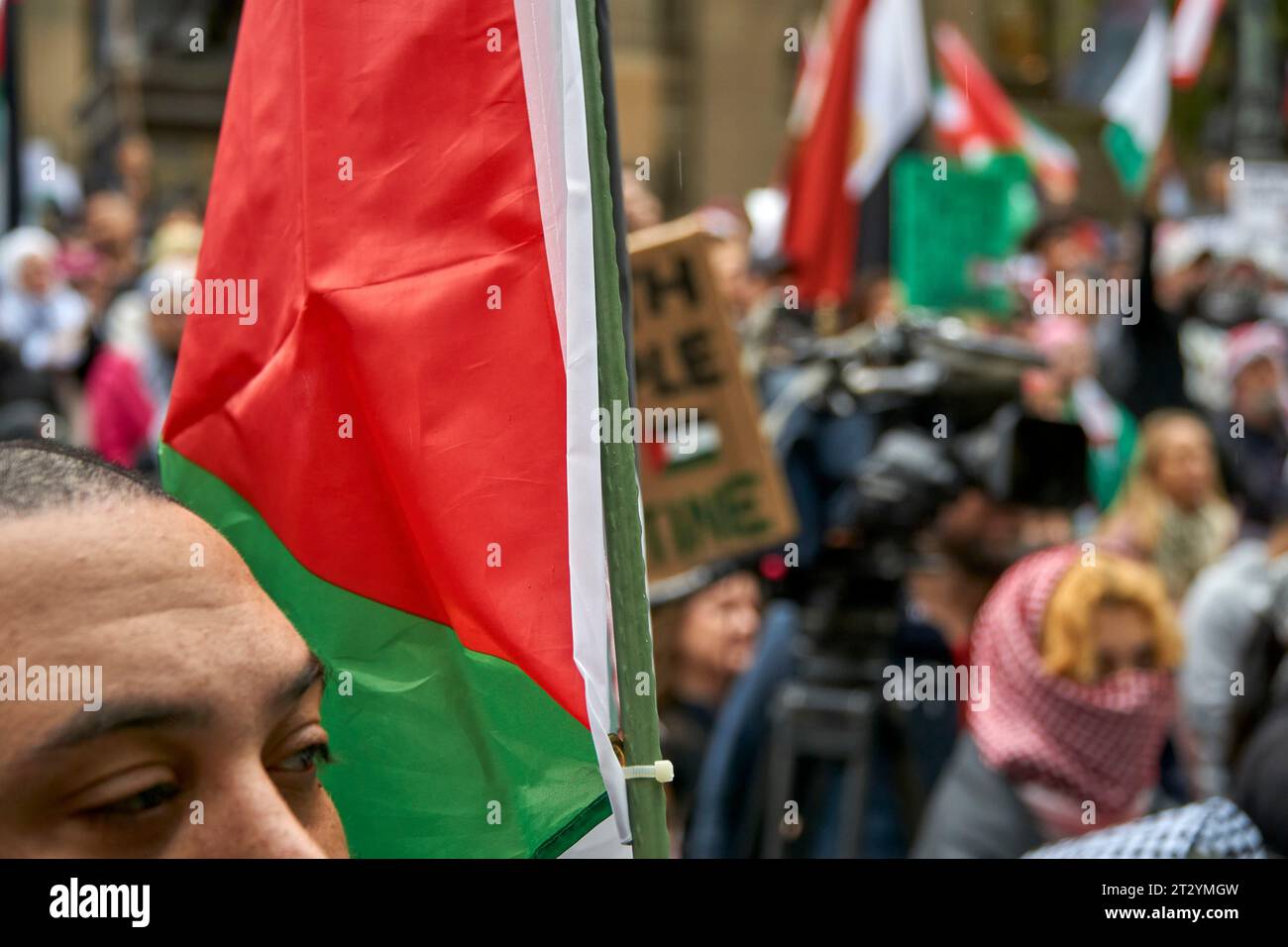 22 octobre 2023, Melbourne, Victoria, australien. Le drapeau palestinien et les visages brouillés des partisans du rassemblement pro-Palestine, Banque D'Images