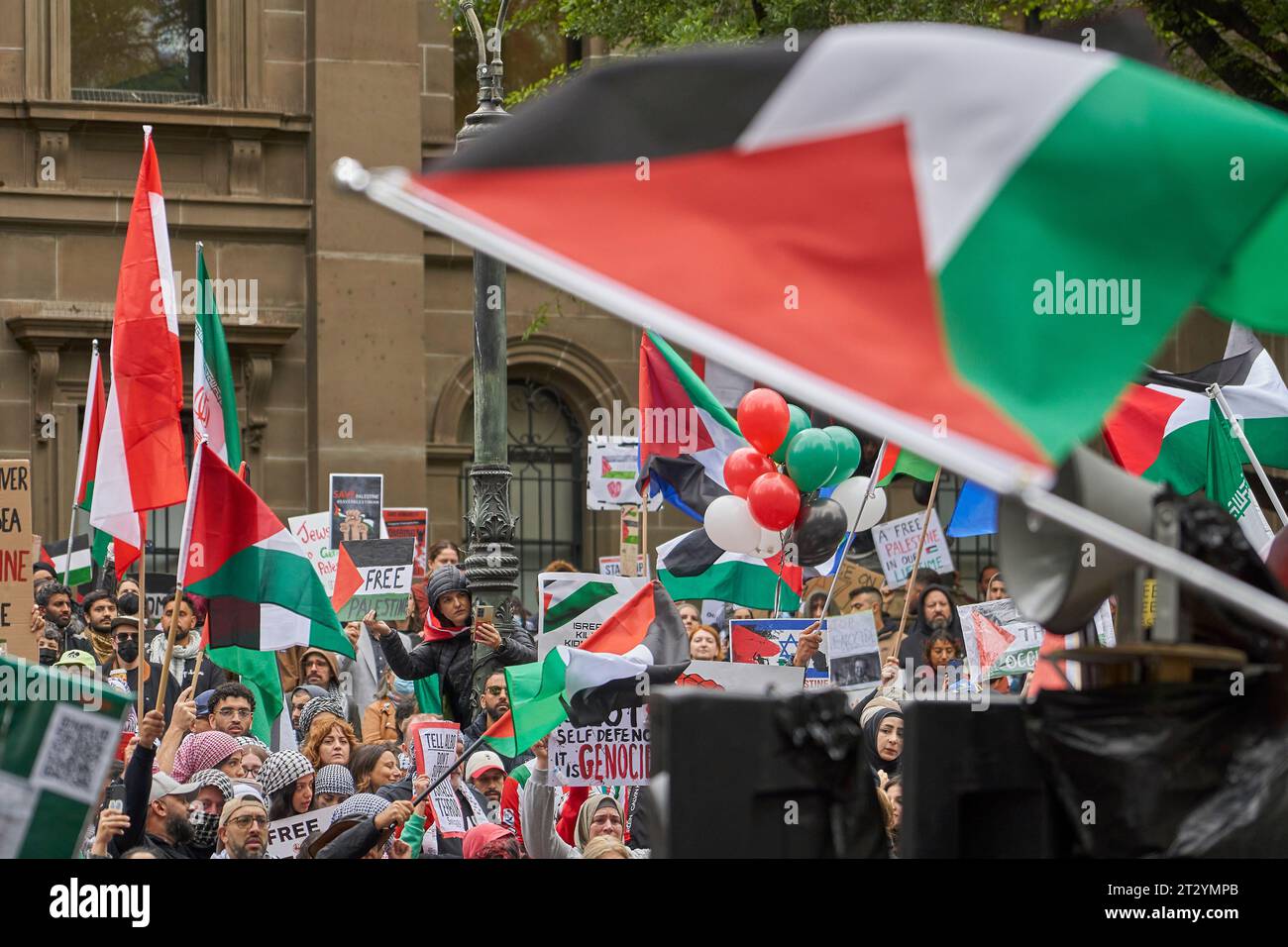 22 octobre 2023, Melbourne Victoria Australie,partisans du rassemblement Pro Palestine sur le parvis de la Bibliothèque d'État de Victoria écoutant des discours. Crédit PjHickox/Alamy Live News Banque D'Images