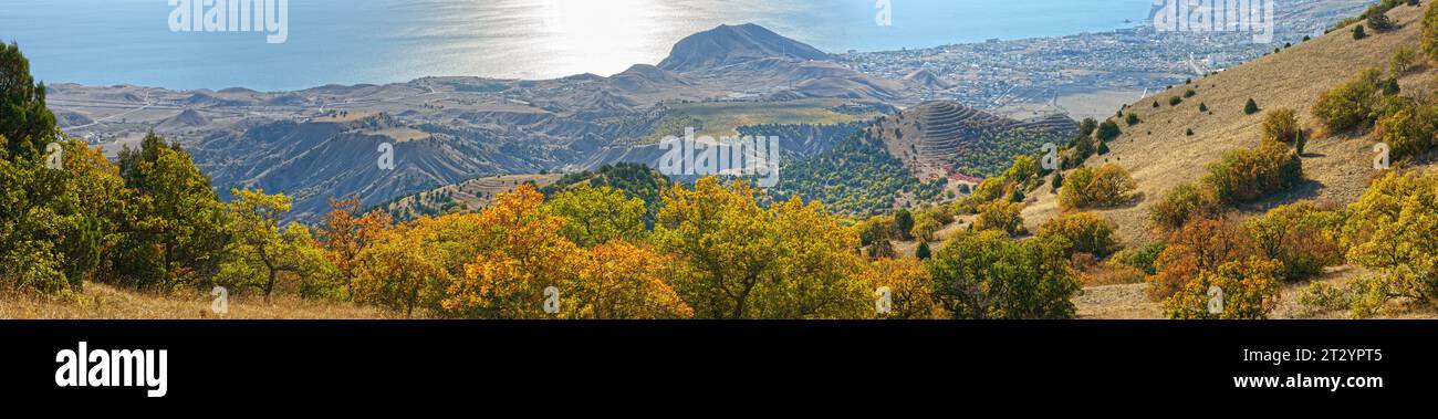 Panorama de la côte de Sudak avec la vallée de Kapsel, Kazanly des sommets plats double montagne et le cap Alchak du côté de la montagne ai-Georg, Crimée, Russi Banque D'Images