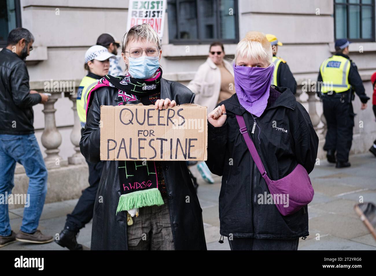 Londres, Royaume-Uni. 21 octobre 2023. Un manifestant est vu tenant une pancarte qui dit "Queers for Palestine" pendant la manifestation. Après la première marche du 7 octobre, environ 100 000 manifestants pro-palestiniens, revendiqués par la police métropolitaine, se sont joints à une marche dans le centre de Londres pour manifester leur solidarité avec les Palestiniens et appeler à la fin du bombardement israélien de Gaza. Les manifestants se rassemblent à Marble Arch et marchent jusqu'à la place du Parlement. Crédit : SOPA Images Limited/Alamy Live News Banque D'Images