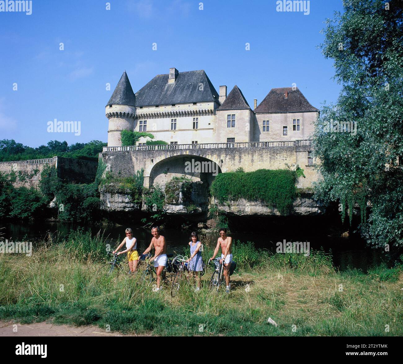 France. Aquitaine. Dordogne. Château de Losse. Groupe de cyclistes. Banque D'Images