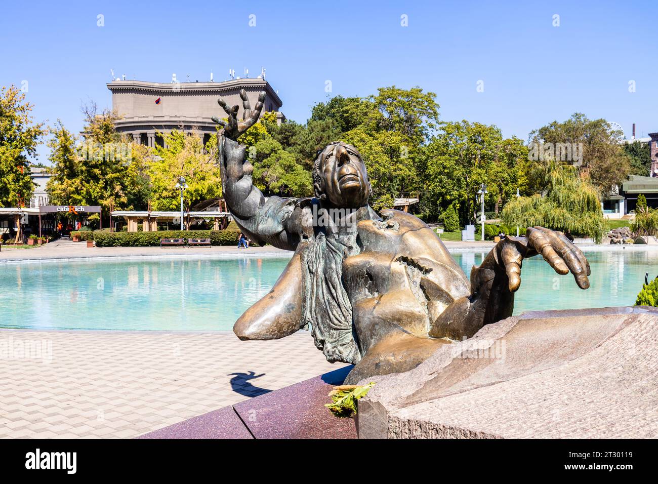 Erevan, Arménie - 14 septembre 2023 : Statue du compositeur Arno Babajanyan près de l'Opéra d'Erevan sur la rive du lac des cygnes le jour ensoleillé de l'automne. Sculpteur Banque D'Images