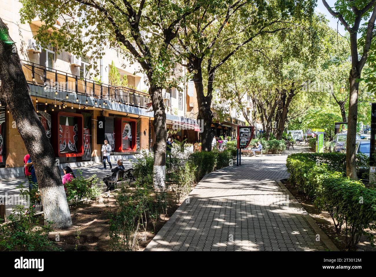 Erevan, Arménie - 14 septembre 2023 : trottoir piéton avec boulevard vert sur la rue Abovyan dans le quartier central de Kentron de la ville d'Erevan sous le soleil Banque D'Images