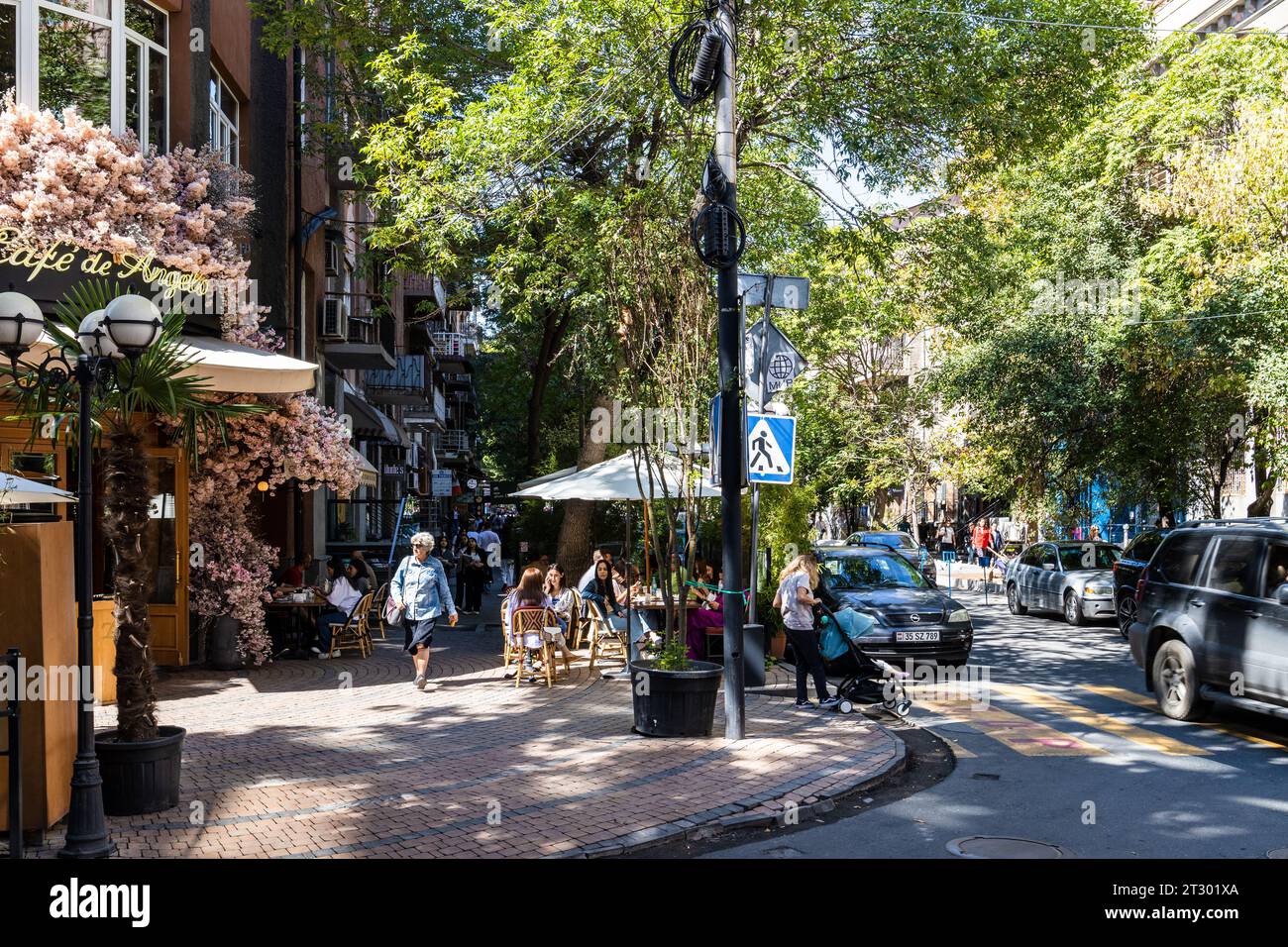 Erevan, Arménie - 14 septembre 2023 : vue de la rue Pouchkine dans le quartier central de Kentron de la ville d'Erevan le jour ensoleillé de l'automne Banque D'Images