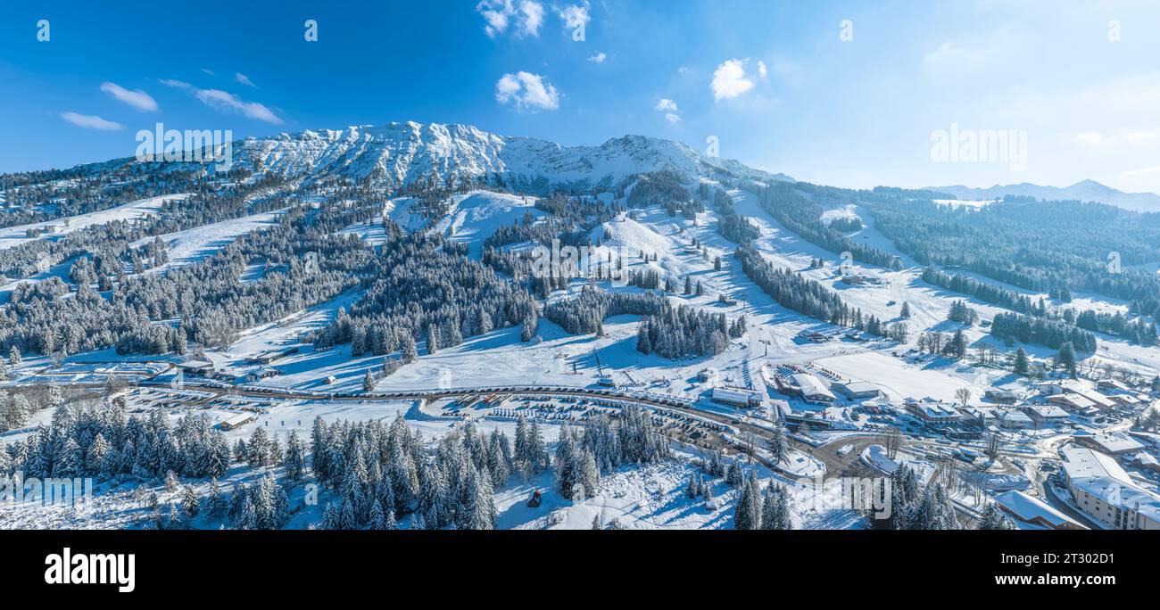 Vue aérienne de la région des sports d'hiver d'Oberjoch dans le Haut Allgaeu par une journée ensoleillée en hiver Banque D'Images