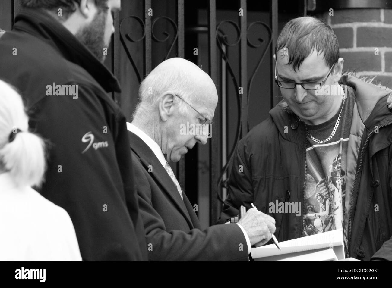 Bobby Charlton signe des autographes lors du dévoilement de la plaque Duncan Edwards le 1 octobre 2016 Banque D'Images