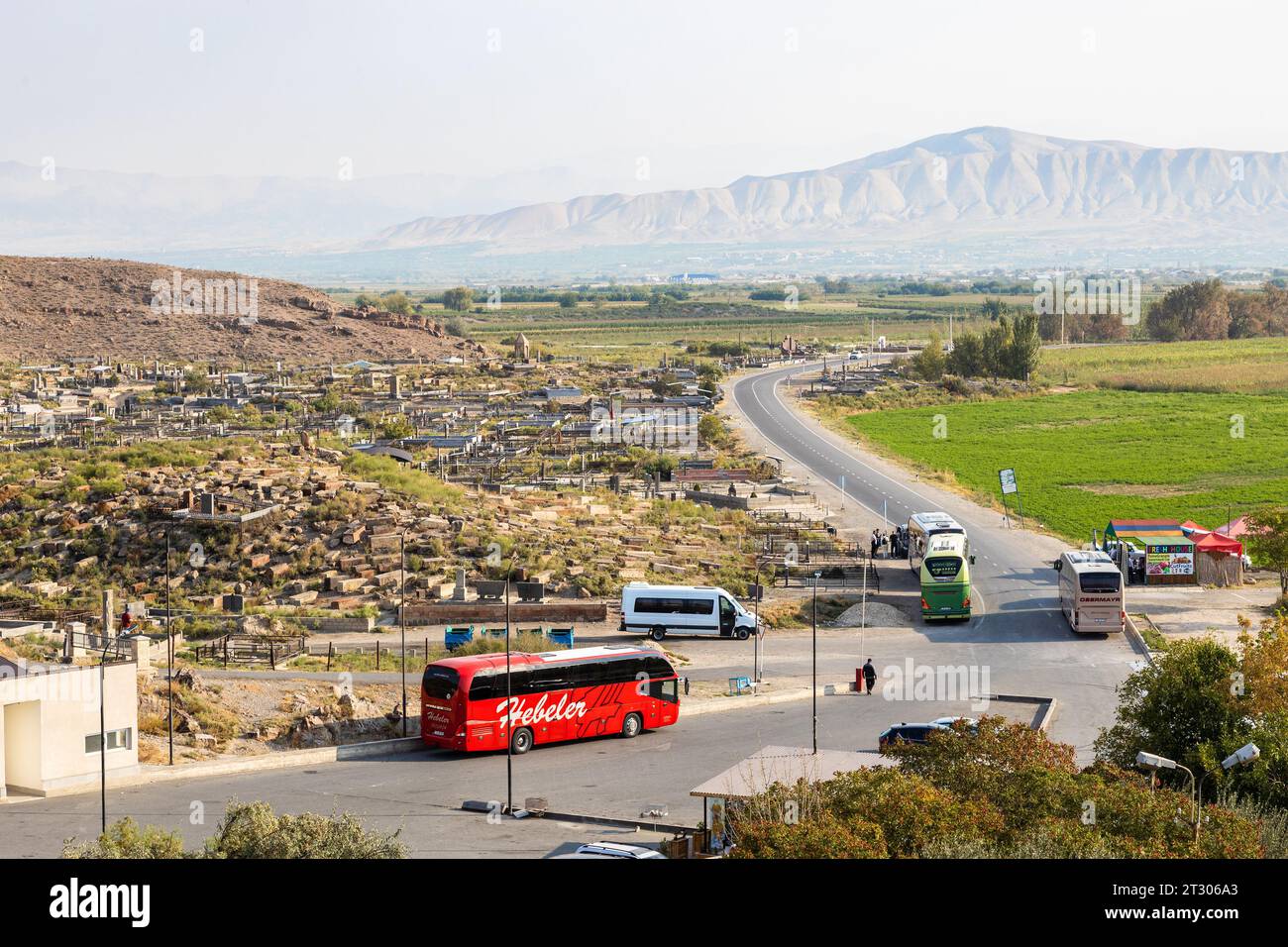 Khor Virap, Arménie - 30 septembre 2023 : parking pour les bus touristiques, marché de souvenirs et ancien cimetière près du monastère de Khor Virap le jour de l'automne Banque D'Images