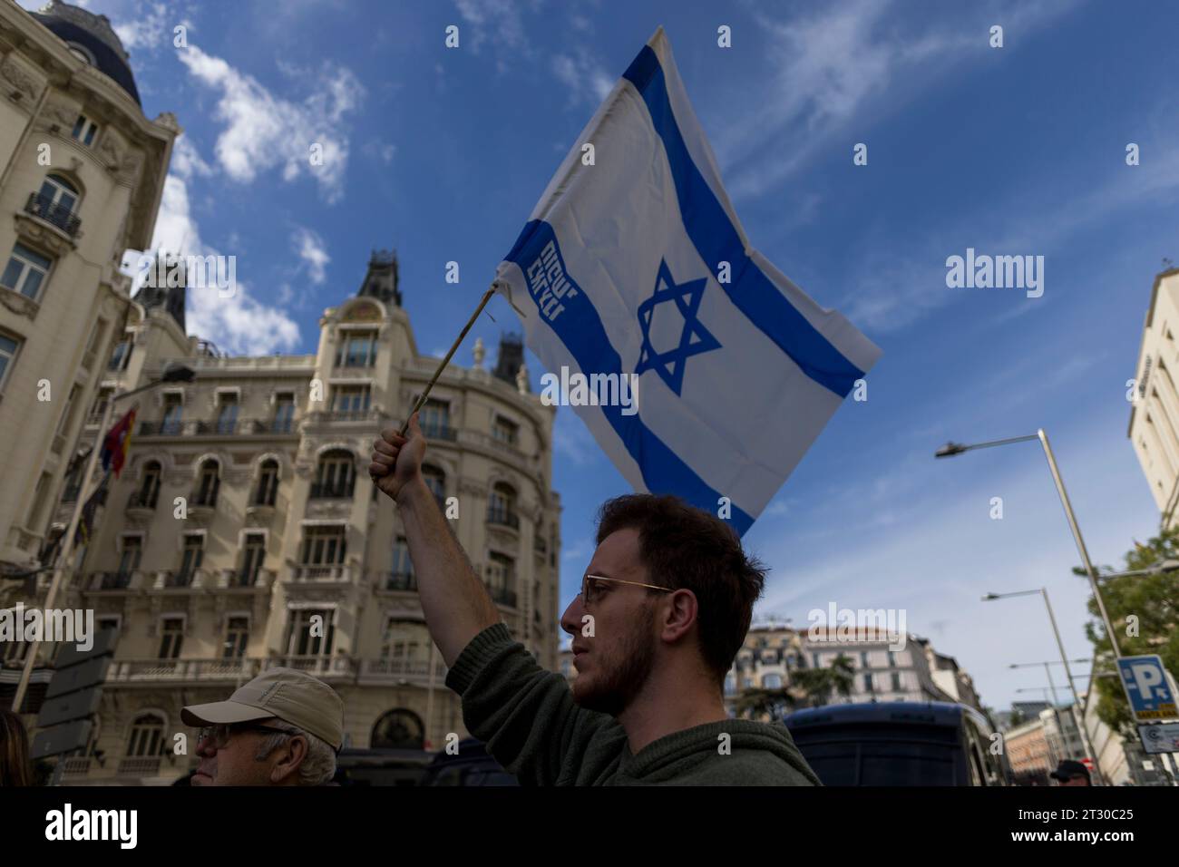 Madrid, Madrid, Espagne. 22 octobre 2023. Des dizaines de personnes des communautés juives d'Espagne avec des drapeaux israéliens, lors d'un rassemblement devant le Congrès des députés à Madrid, pour leur rejet de l'attaque de l'organisation palestinienne Hamas sur Israël et pour exiger la libération des personnes enlevées. (Image de crédit : © Luis Soto/ZUMA Press Wire) USAGE ÉDITORIAL SEULEMENT! Non destiné à UN USAGE commercial ! Banque D'Images