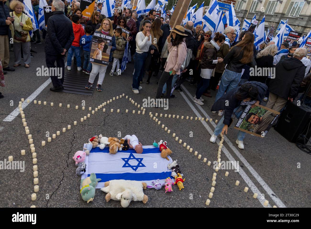 Madrid, Madrid, Espagne. 22 octobre 2023. Des dizaines de personnes des communautés juives d'Espagne avec des drapeaux israéliens, lors d'un rassemblement devant le Congrès des députés à Madrid, pour leur rejet de l'attaque de l'organisation palestinienne Hamas sur Israël et pour exiger la libération des personnes enlevées. (Image de crédit : © Luis Soto/ZUMA Press Wire) USAGE ÉDITORIAL SEULEMENT! Non destiné à UN USAGE commercial ! Banque D'Images