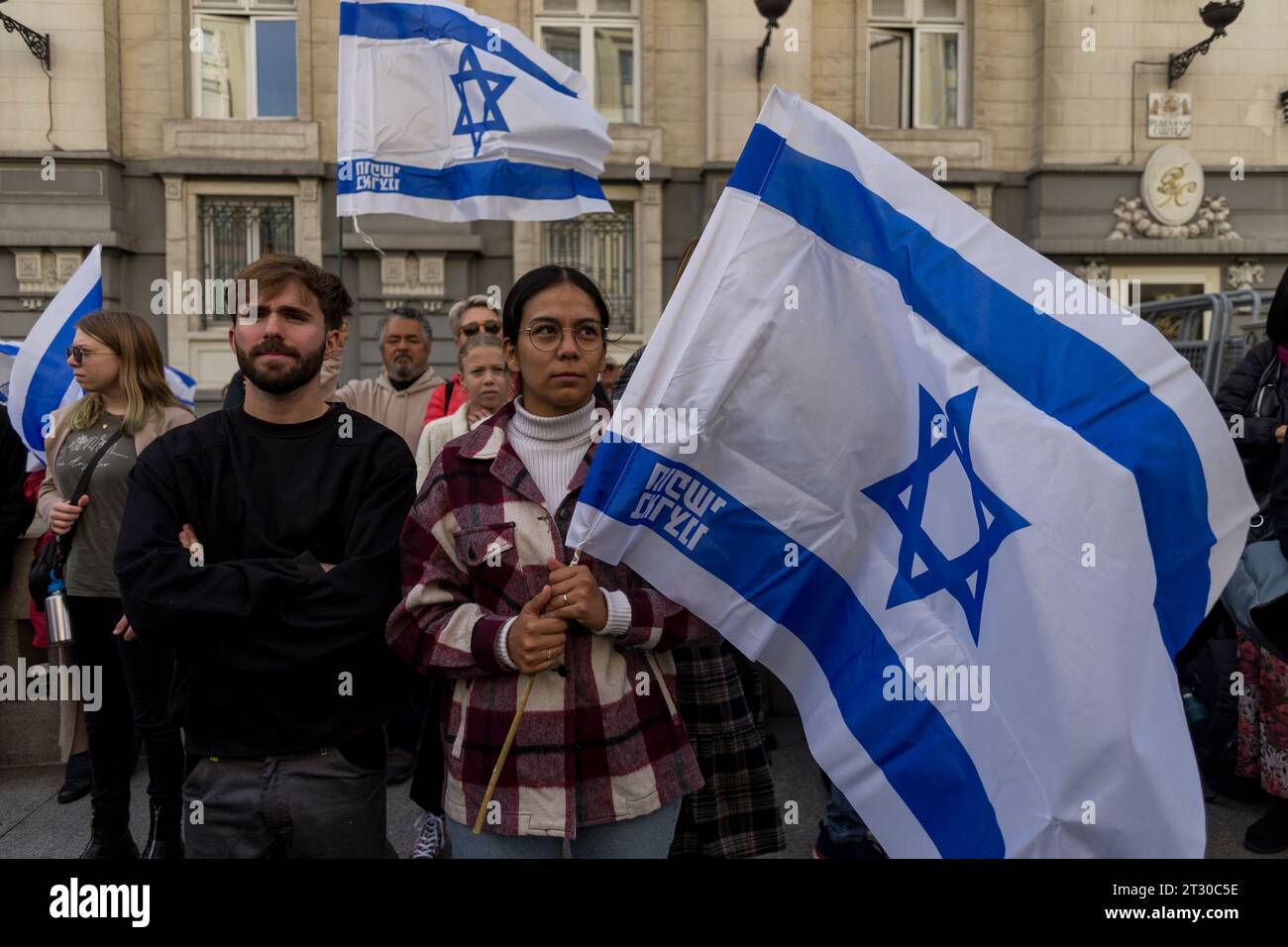 Madrid, Madrid, Espagne. 22 octobre 2023. Des dizaines de personnes des communautés juives d'Espagne avec des drapeaux israéliens, lors d'un rassemblement devant le Congrès des députés à Madrid, pour leur rejet de l'attaque de l'organisation palestinienne Hamas sur Israël et pour exiger la libération des personnes enlevées. (Image de crédit : © Luis Soto/ZUMA Press Wire) USAGE ÉDITORIAL SEULEMENT! Non destiné à UN USAGE commercial ! Banque D'Images