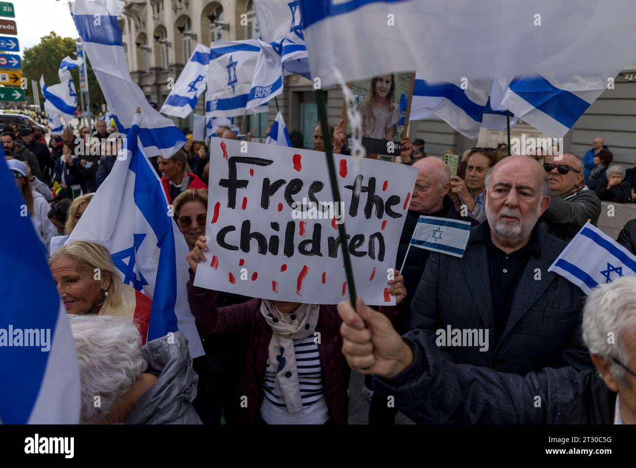 Madrid, Madrid, Espagne. 22 octobre 2023. Des dizaines de personnes des communautés juives d'Espagne avec des drapeaux israéliens, lors d'un rassemblement devant le Congrès des députés à Madrid, pour leur rejet de l'attaque de l'organisation palestinienne Hamas sur Israël et pour exiger la libération des personnes enlevées. (Image de crédit : © Luis Soto/ZUMA Press Wire) USAGE ÉDITORIAL SEULEMENT! Non destiné à UN USAGE commercial ! Banque D'Images