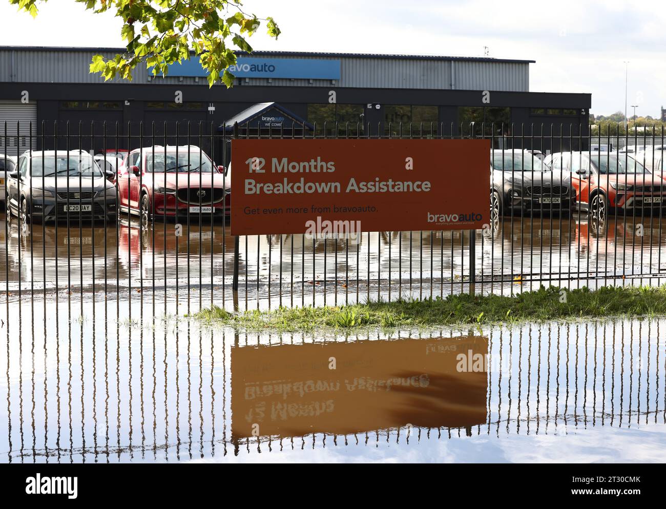 Derby, Derbyshire, Royaume-Uni. 22 octobre 2023. Météo britannique. Les véhicules d'un concessionnaire automobile reposent dans les eaux de crue après que la rivière Derwent ait éclaté pendant la tempête Babet. Crédit Darren Staples/Alamy Live News. Banque D'Images