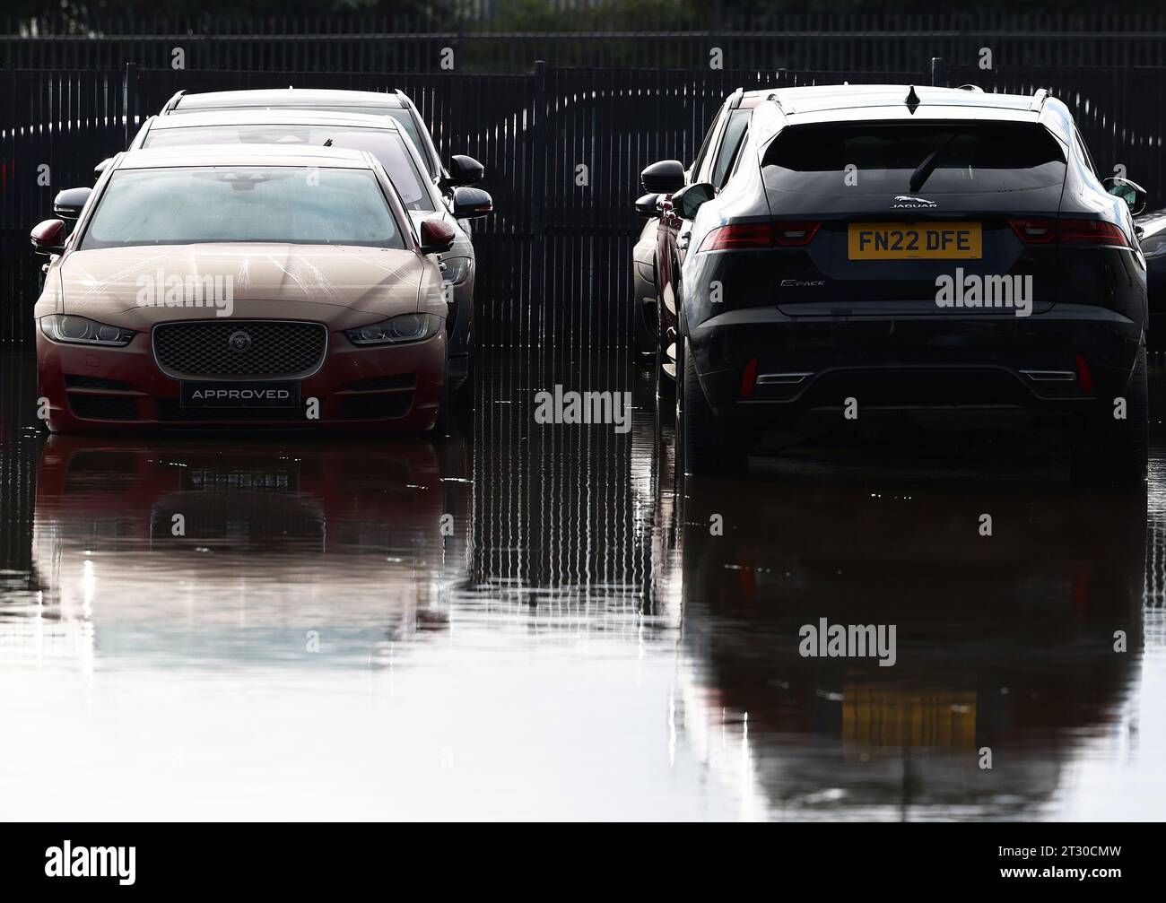 Derby, Derbyshire, Royaume-Uni. 22 octobre 2023. Météo britannique. Les véhicules d'une concession Jaguar Land Rover reposent dans les eaux de crue après que la rivière Derwent ait éclaté pendant la tempête Babet. Crédit Darren Staples/Alamy Live News. Banque D'Images