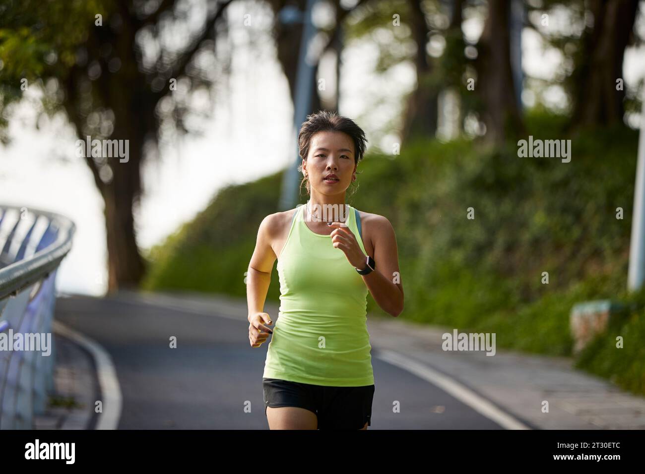 jeune femme asiatique joggeuse s'exerçant à l'extérieur dans le parc de la ville Banque D'Images
