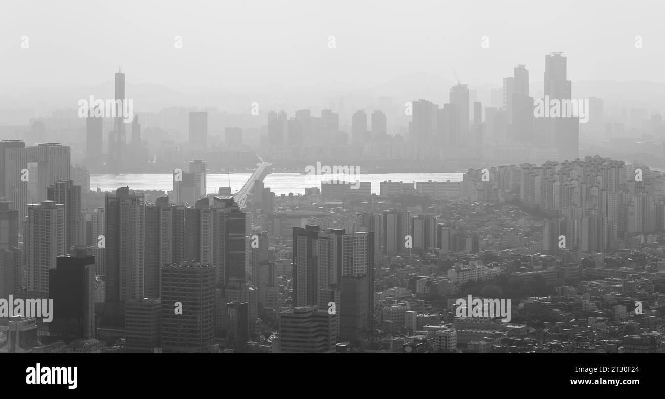 Pollution par le smog et paysage urbain de Séoul, capitale de la Corée du Sud, le 14 octobre 2023 Banque D'Images