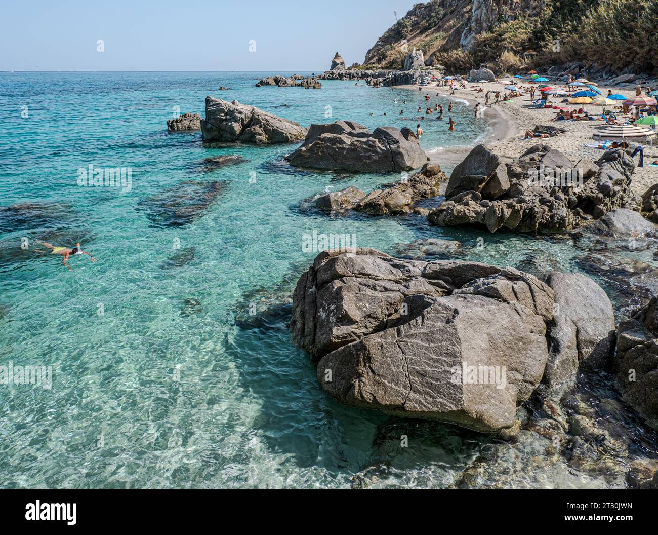 09-22-2023. Italie ; la célèbre plage Michelino, près de Tropea, en septembre avec foule de touristes, baigneurs et parasol. Parghelia, Vibo Valentia, Calabr Banque D'Images