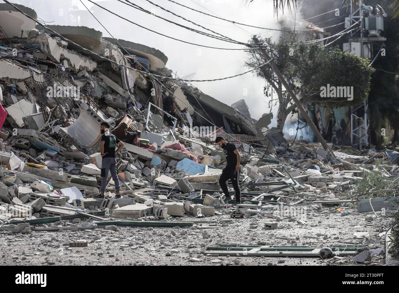 Tel Al Hawa, Territoires palestiniens. 22 octobre 2023. Les Palestiniens inspectent les décombres après une frappe israélienne visant le quartier de tel al-Hawa. Crédit : Mohammad Abu Elsebah/dpa/Alamy Live News Banque D'Images