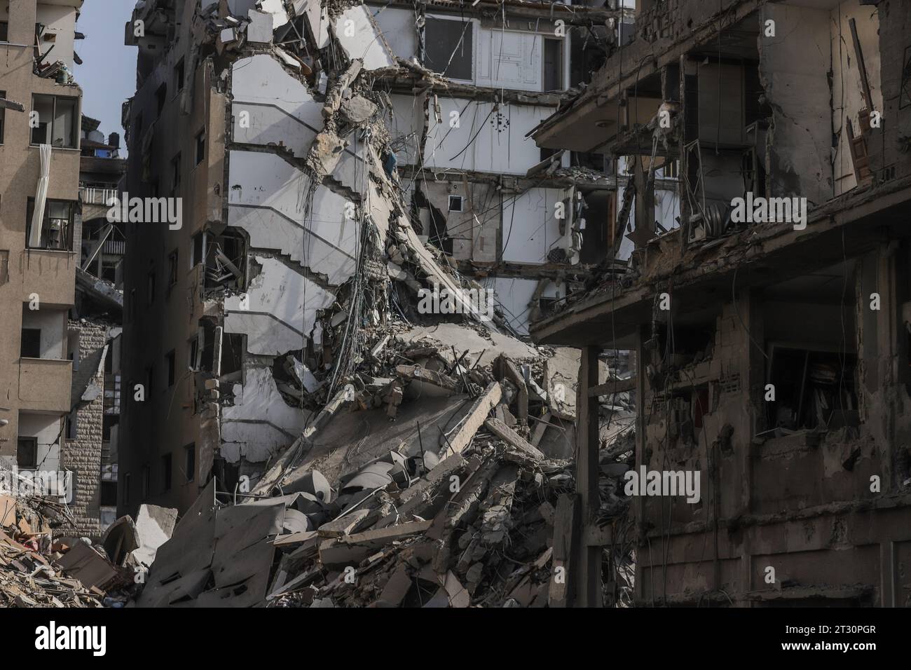 Tel Al Hawa, Territoires palestiniens. 22 octobre 2023. Une vue générale des destructions causées par une frappe israélienne a visé le quartier de tel al-Hawa. Crédit : Mohammad Abu Elsebah/dpa/Alamy Live News Banque D'Images