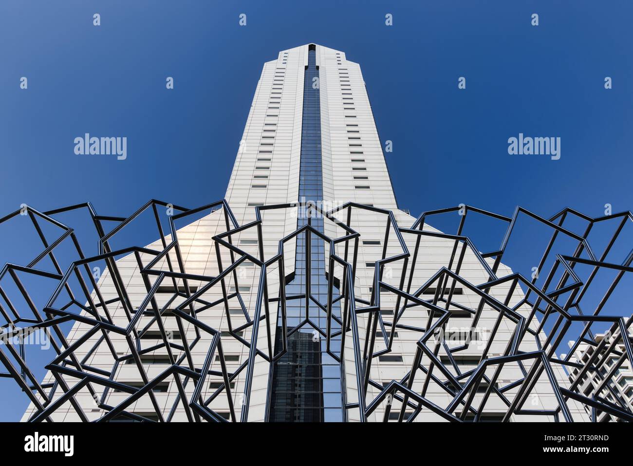 Tokyo, Japon - 09 avril 2023 : NEC Super Tower à Tokyo avec une installation artistique devant. C'est le siège de NEC Corporation, une entreprise de 180 mètres de haut Banque D'Images