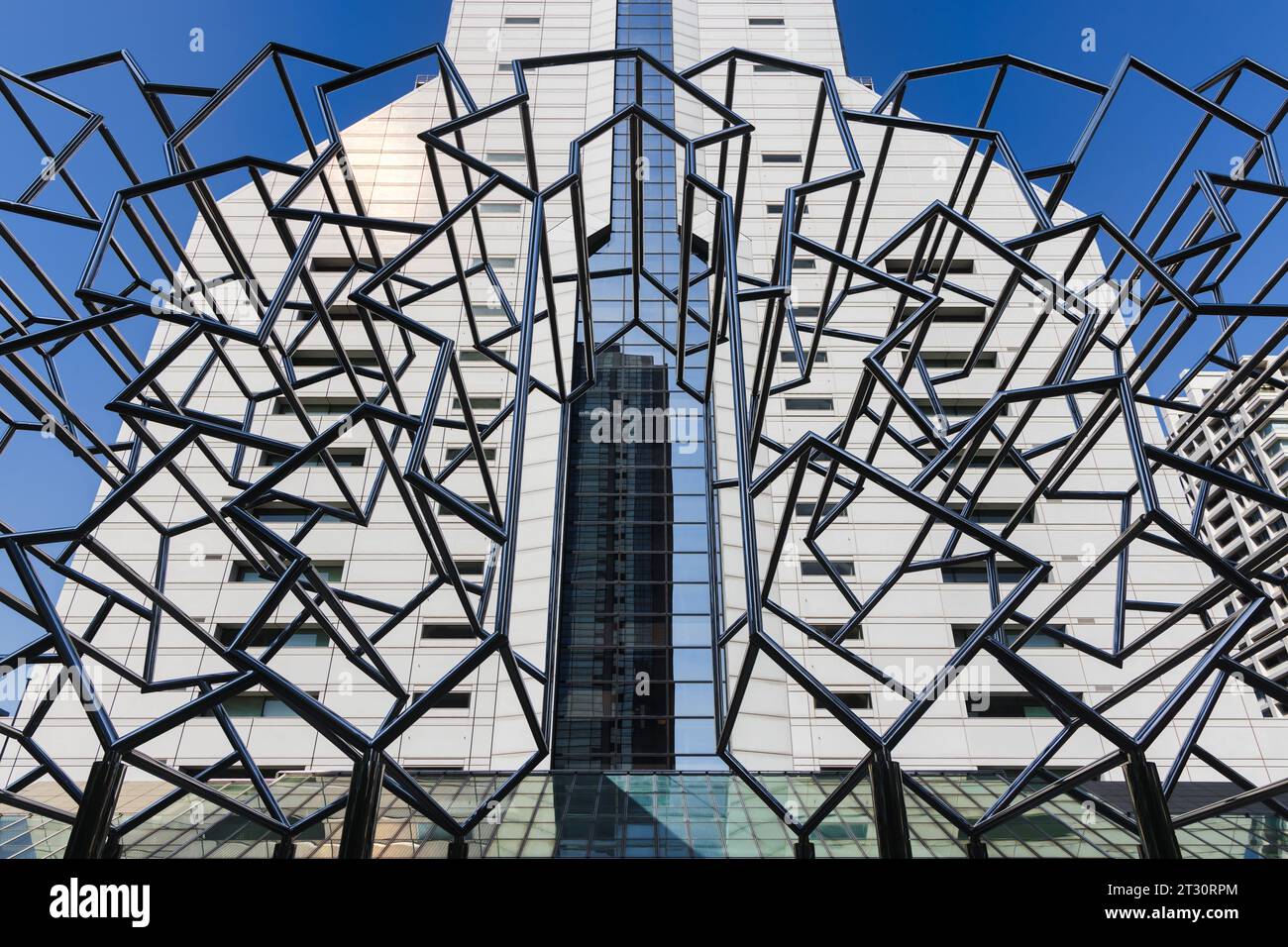 Tokyo, Japon - 09 avril 2023 : NEC Super Tower à Tokyo avec une installation artistique devant. C'est le siège de NEC Corporation, une entreprise de 180 mètres de haut Banque D'Images