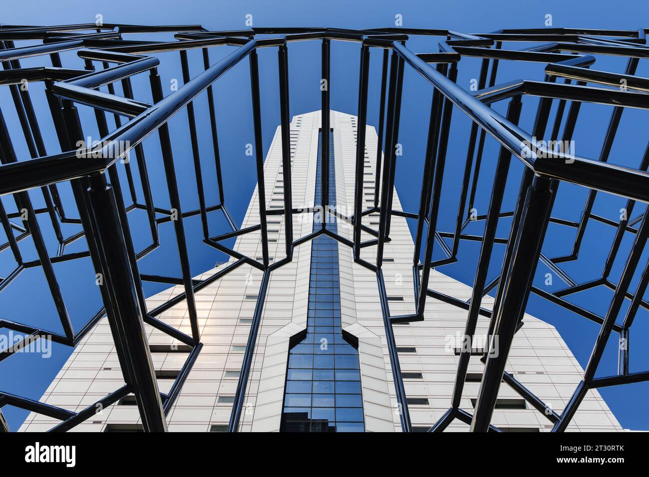 Tokyo, Japon - 09 avril 2023 : NEC Super Tower à Tokyo avec une installation artistique devant. C'est le siège de NEC Corporation, une entreprise de 180 mètres de haut Banque D'Images