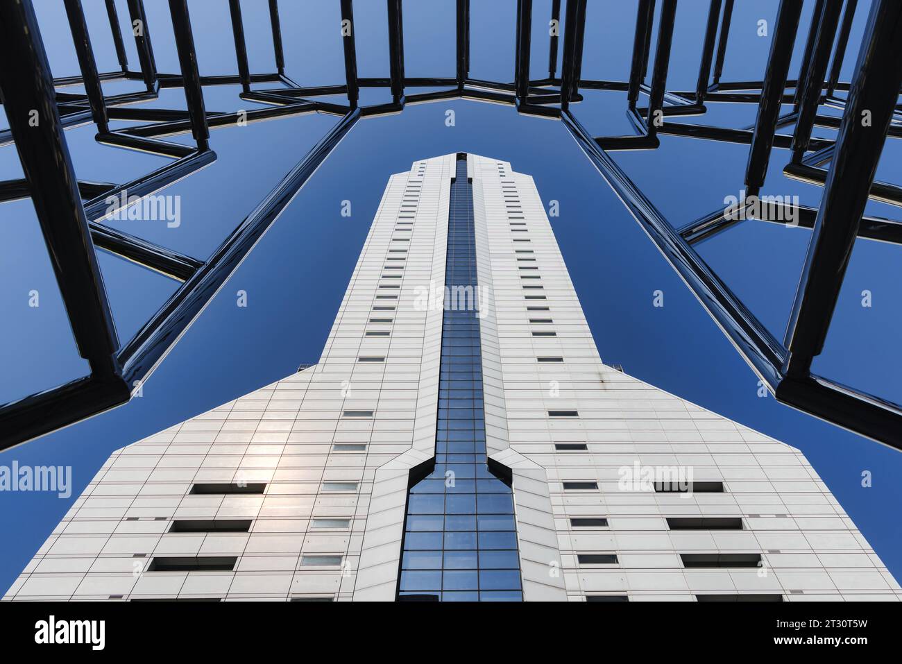 Tokyo, Japon - 09 avril 2023 : NEC Super Tower à Tokyo avec une installation artistique devant. C'est le siège de NEC Corporation, une entreprise de 180 mètres de haut Banque D'Images