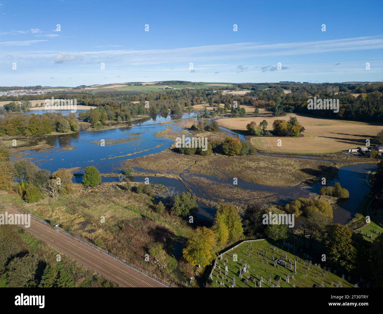 La rivière Don éclate ses rives à Kintore Aberdeenshire, en Écosse. Tempête Babet Banque D'Images