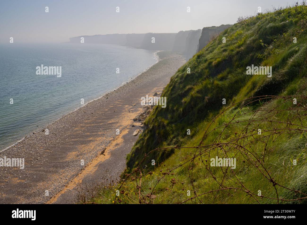 Vue sur la côte normande avec fil barbelé au premier plan depuis la Pointe du hoc Banque D'Images