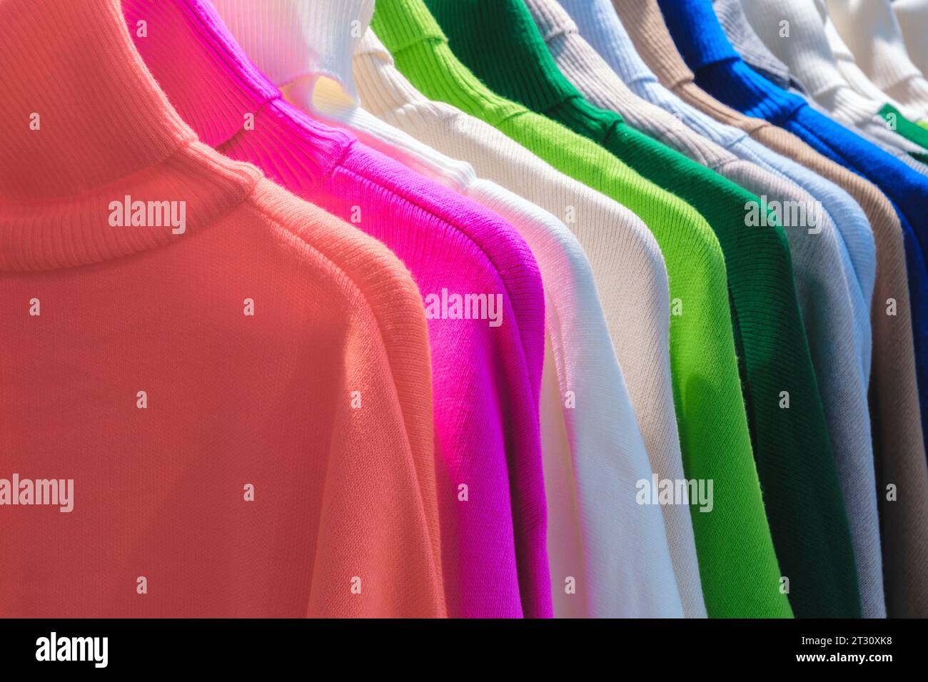 vêtements multicolores sur le marché des magasins Banque D'Images