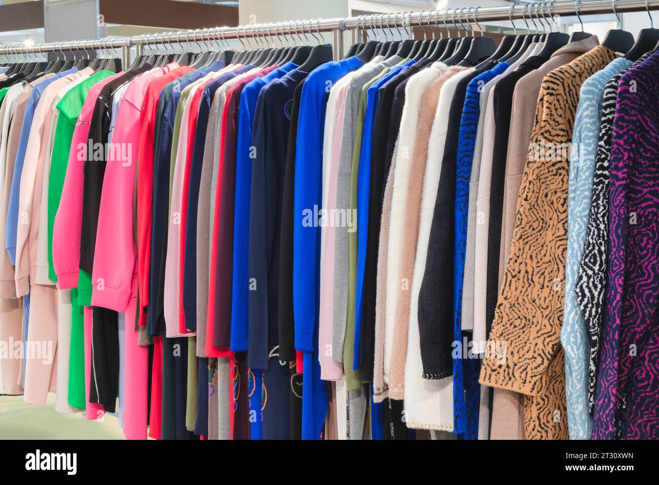 vêtements multicolores sur le marché des magasins Banque D'Images