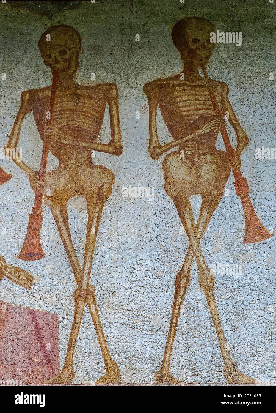 Détail de la frise de fresque Danza Macabra (danse de la mort) du XVIe siècle : deux squelettes soufflent des cornes et font de la musique. Peint par l'artiste italien Simone II Baschenis (v. 1495-1555) sur le mur extérieur de la Chiesa di San Vigilio à Pinzolo, Trentin-Haut-Adige, Italie. Banque D'Images