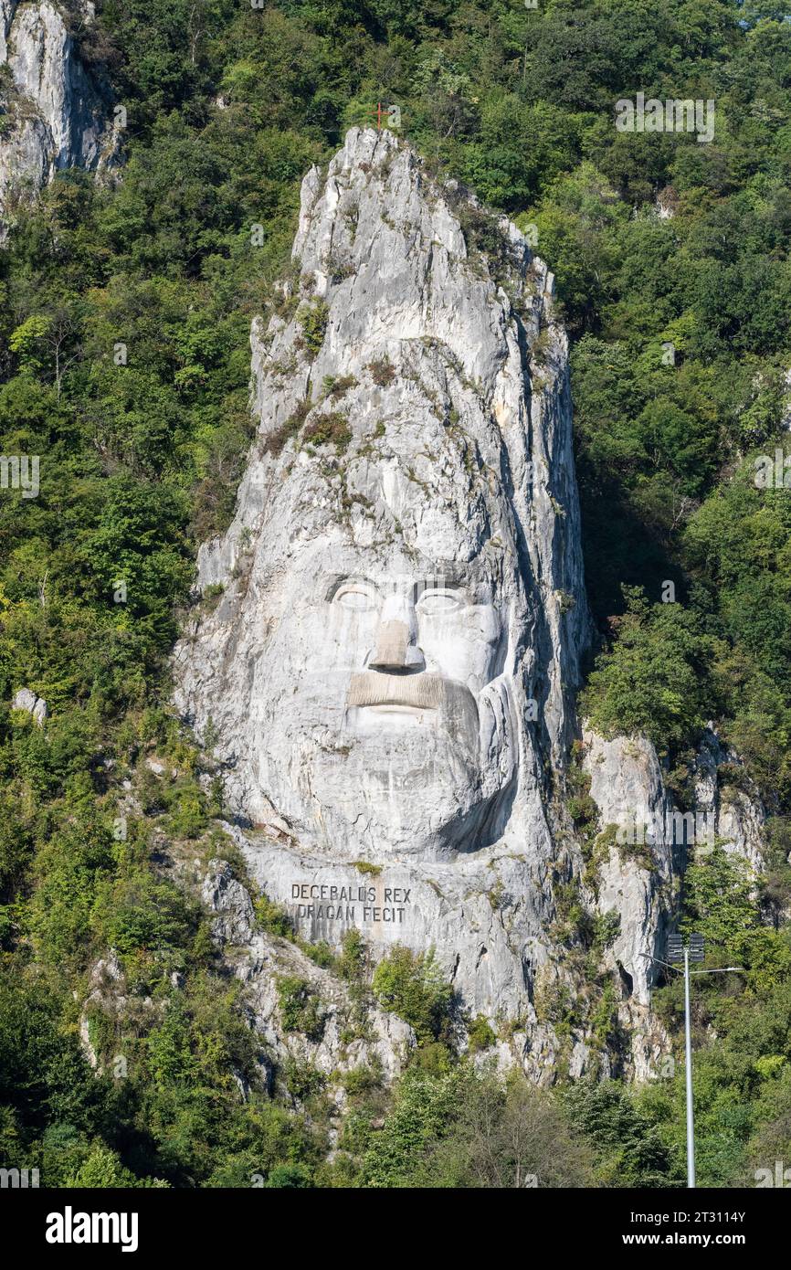 Roi Decebalus draconien, portrait sculpté dans la roche, Parc naturel de la porte de fer, Dubova, Roumanie, Europe Banque D'Images