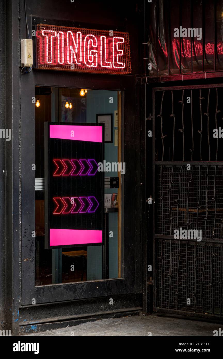Enseigne au néon Tingle Bar, Mitchell Street, Glasgow, Écosse, Royaume-Uni, Europe Banque D'Images