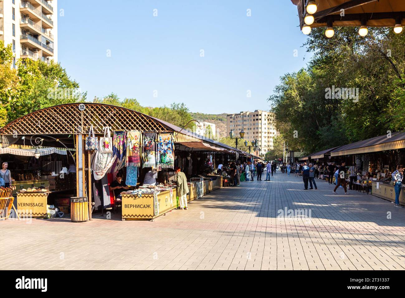 Erevan, Arménie - 28 septembre 2023 : vue du marché aux puces en plein air du vernissage d'Erevan sur la rue Pavstos Buzand dans le quartier central de Kentron à Erevan Banque D'Images