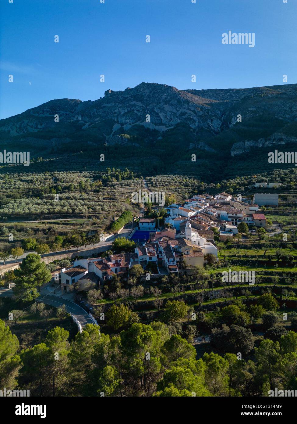 Vue aérienne du village de Famorca, comarca de Comtat, province d'Alicante, Comunidad Valenciana, Espagne - stock photo Banque D'Images