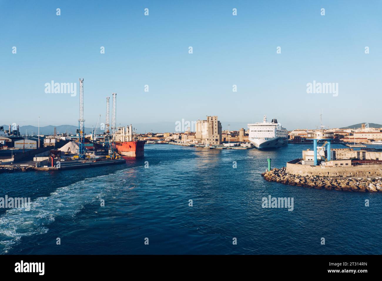 Port de Livourne à Tuskany, Italie.. Vue sur le port maritime public dans la mer Méditerranée. Banque D'Images