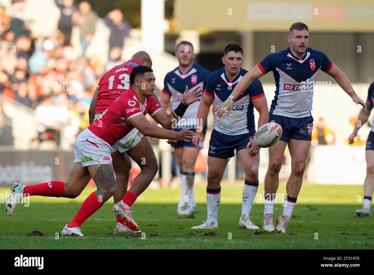 Dion Teaupa #14 de Tonga passe le ballon lors du match international de Rugby League Angleterre vs Tonga au Totally Wicked Stadium, St Helens, Royaume-Uni, le 22 octobre 2023 (photo Steve Flynn/News Images) Banque D'Images