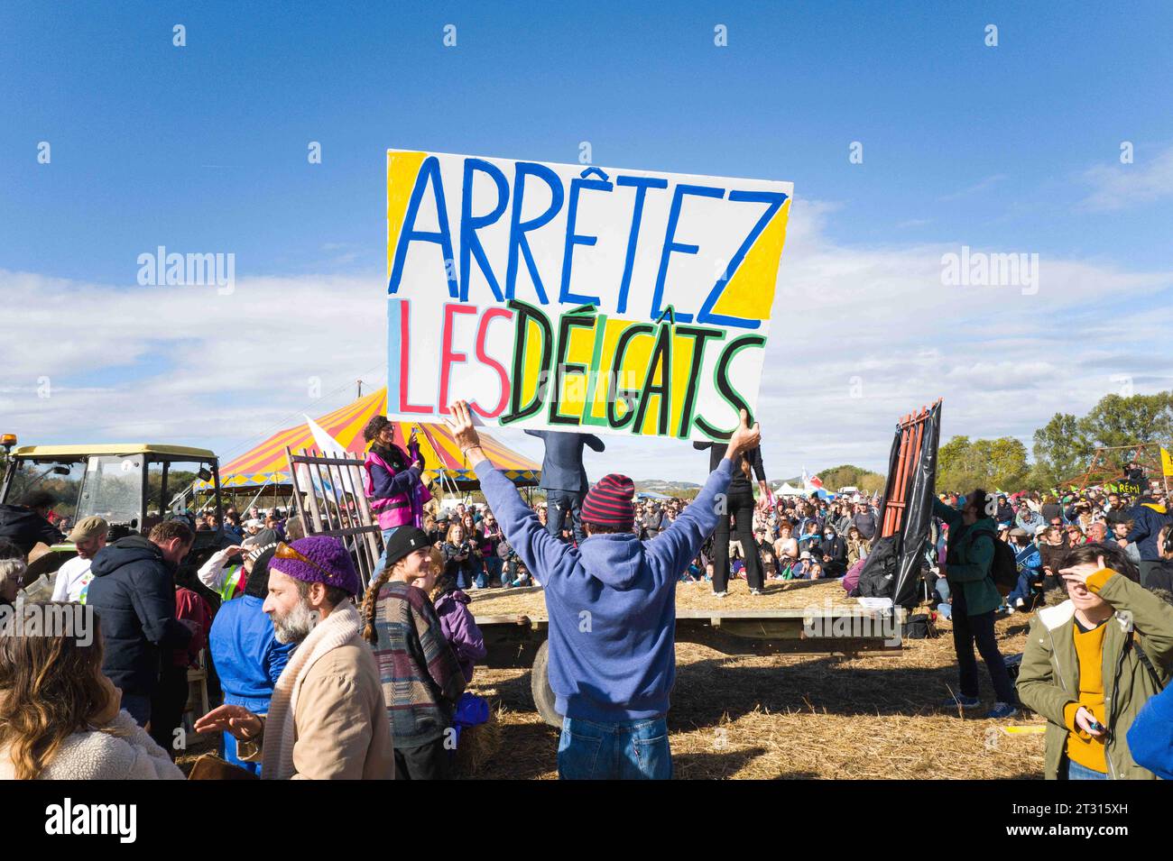 Saix, France. 22 octobre 2023. Jean-Baptiste Redde, dit Voltuan, avec son pancarte, Arrêtez les Delgats, devant les organisations. Manifestation contre l'autoroute A69. La mobilisation appelée - Ramdam sur le macadam - a réuni - plus de 9 500 personnes -, selon les organisateurs. France, Saix le 21 octobre 2023.photo de Patricia Huchot-Boissier /ABACAPRESS.COM crédit : Abaca Press/Alamy Live News Banque D'Images