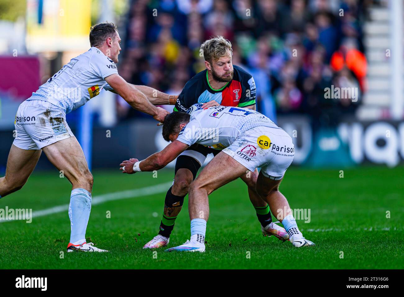 LONDRES, ROYAUME-UNI. 22 octobre 23. Tyrone Green of Harlequins (au centre) est affronté lors de Harlequins vs Exeter Chiefs - Gallagher Premiership Rugby R2 au Stoop Stadium le dimanche 22 octobre 2023. LONDRES ANGLETERRE. Crédit : Taka G Wu/Alamy Live News Banque D'Images