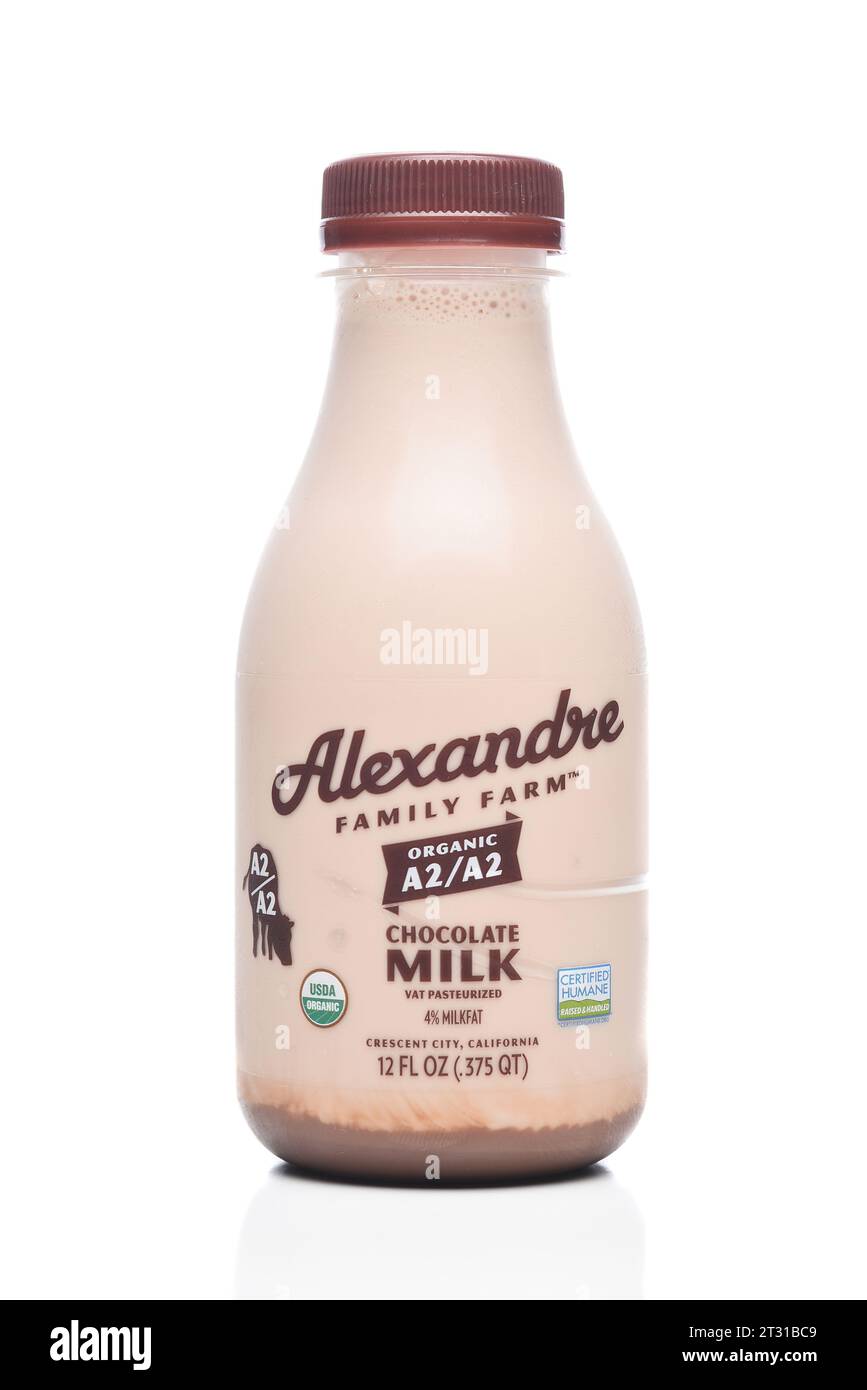 IRVINE, CALIFORNIE - 19 octobre 2023 : une bouteille de lait au chocolat A2 biologique Alexandre Family Farm. Banque D'Images
