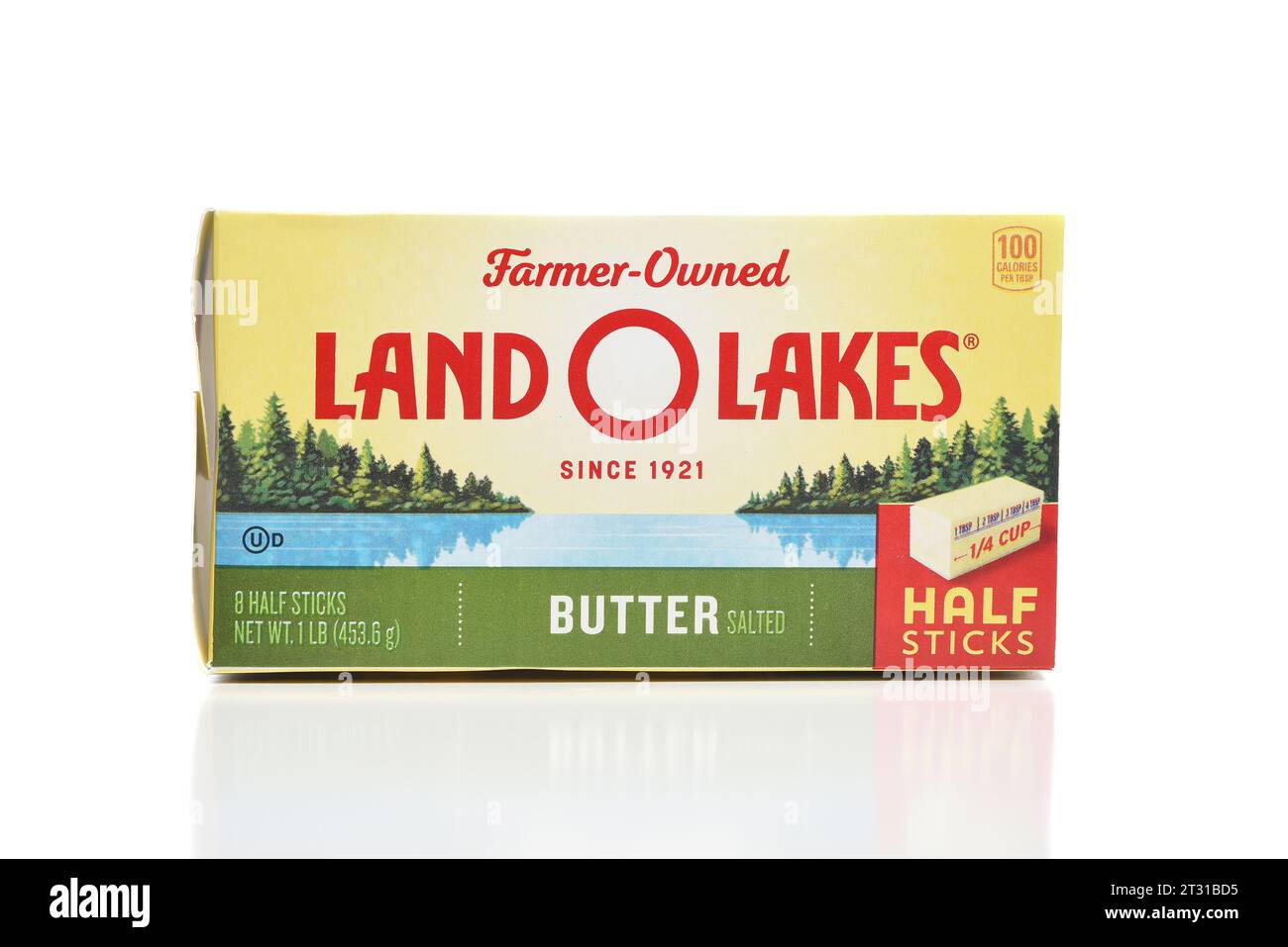IRVINE, CALIFORNIE - 21 octobre 2023 : un paquet de beurre salé Land O Lakes. Banque D'Images
