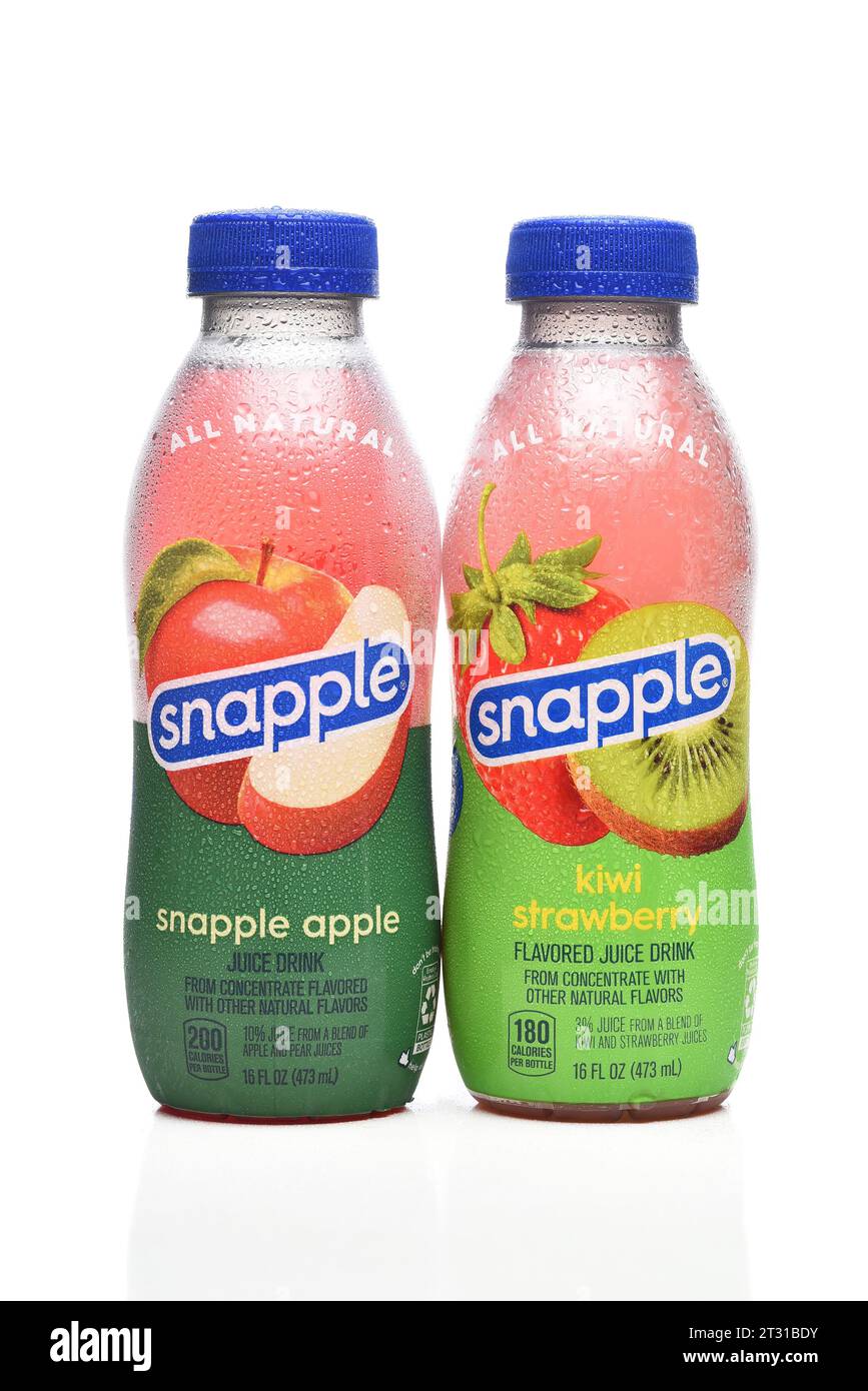 IRVINE, CALIFORNIE - 19 octobre 2023 : deux bouteilles de boisson au jus de Snapple, Snapple Apple et Kiwi Strawberry. Banque D'Images