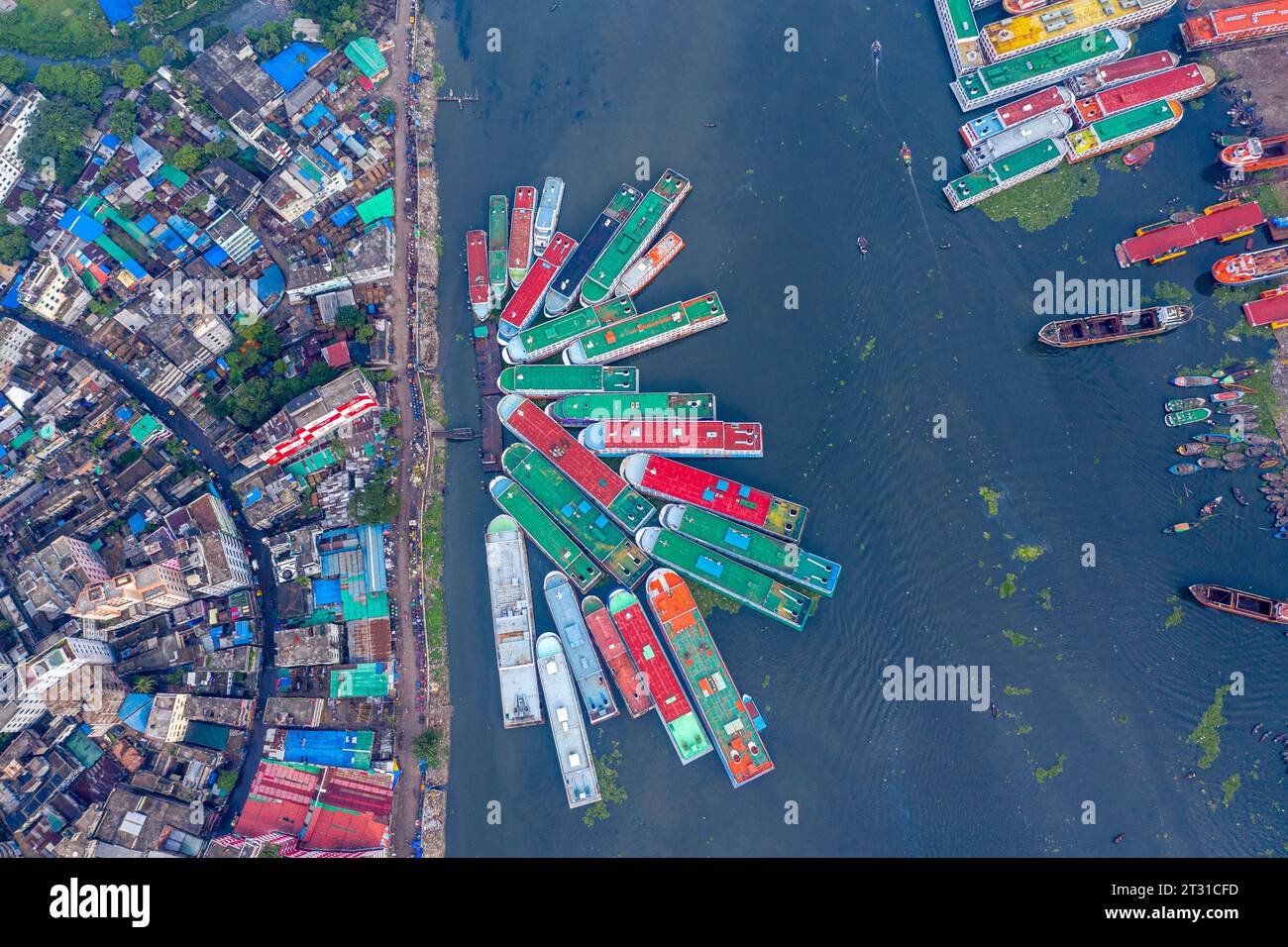 Vue aérienne de la rivière Buriganga dans la région de sadarghat lors d'un confinement imposé par le gouvernement à Dhaka en raison d'une coupure de courant de covid-19. Dhaka, Bangladesh Banque D'Images