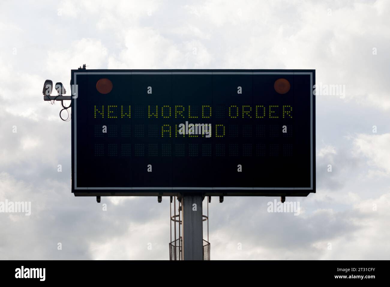 Panneau d'information sur la route affichant le message "nouvel ordre mondial à venir". Banque D'Images Panneau d'information sur la route affichant le message "nouvel ordre mondial à venir". Banque D'Images