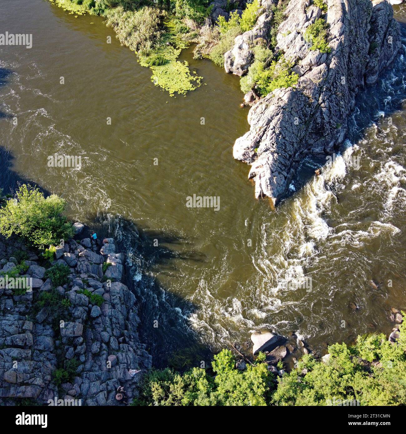 Un virage de la rivière Southern Bug appelé intégrale d'une vue d'oiseau. Une rivière pittoresque au milieu du terrain rocheux. Banque D'Images